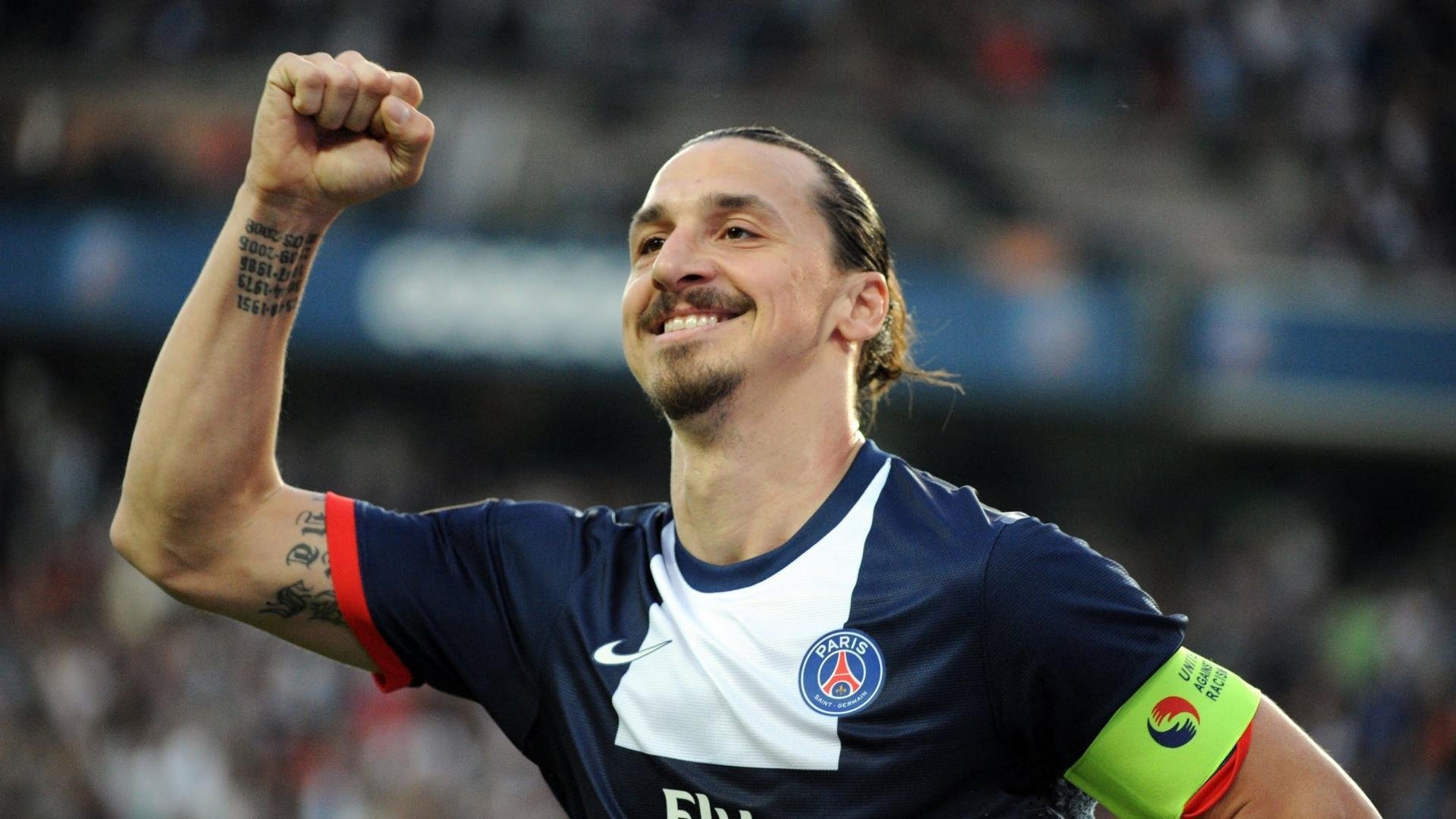 足球装备科技创新，减轻球员负担同时提升性能，足球装备的重要性